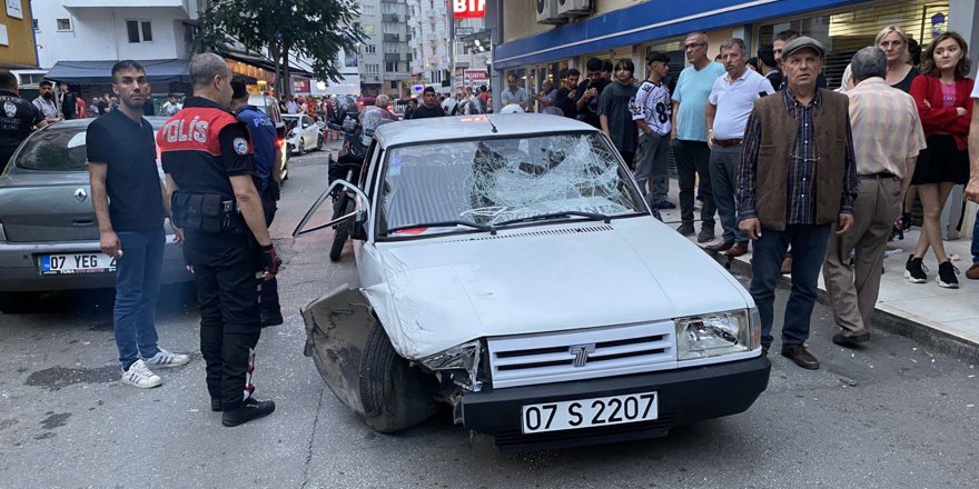 Park halindeki araçlara otomobili ile çarptı; mahalleli dövdü