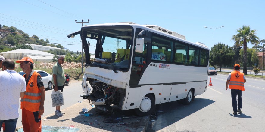 Yolcu midibüsü ile VIP minibüs çarpıştı; 3'ü Rus, 13 yaralı