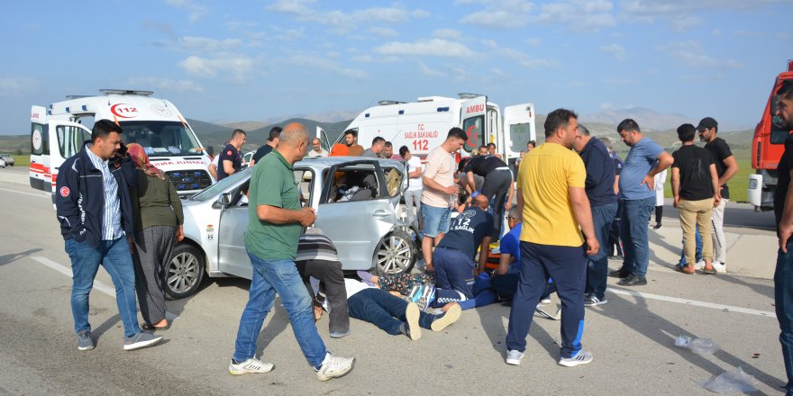 Antalya'da 2 otomobil çarpıştı; karı- koca ve torunları öldü, 4'ü çocuk 9 kişi yaralandı