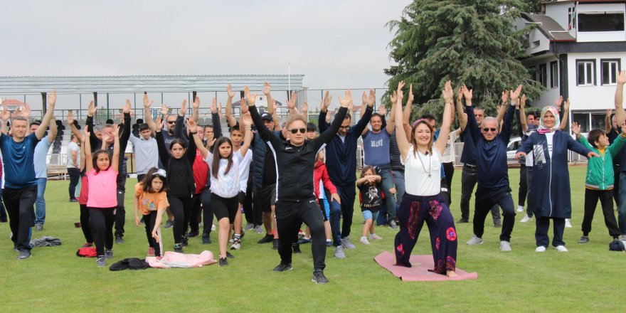 Babalar ve çocukları, Babalar Günü'nde yoga yaptı