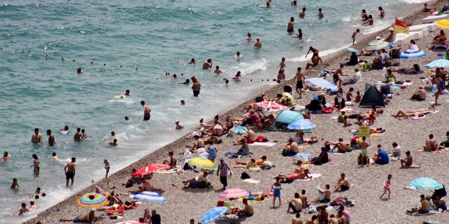 Antalya'da sahil doldu; YKS'den çıkıp denize gittiler