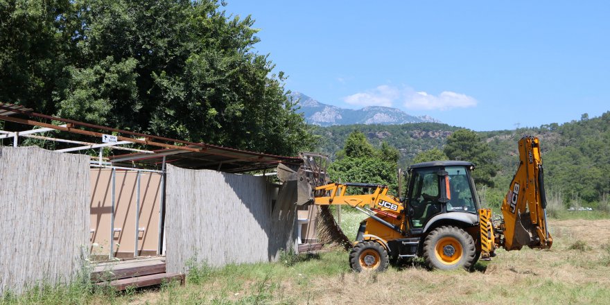 Antalya'da sit alanına yapılan kaçak yapılar yıkıldı