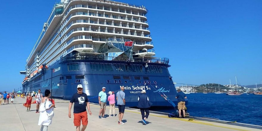 'Mein Schiff" isimli kruvaziyer gemisi Bodrum'a 2 bin 539 turist getirdi