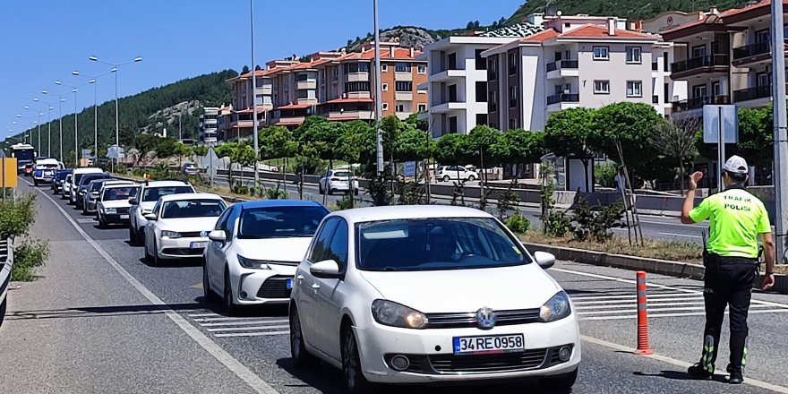 Bayram öncesi Muğla'ya tatilci akını; kilometrelerce araç kuyruğu oluştu