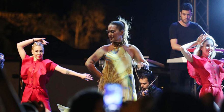 Demet Akalın Kaş'ta konser verdi