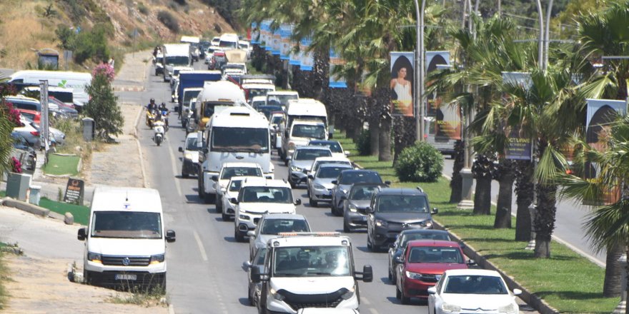 Bodrum'a 2,5 günde 60 bin araç giriş yaptı; tatilciler plajlara akın etti