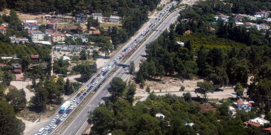 Bayram yoğunluğu yaşanan Antalya'da, helikopterli trafik denetimi