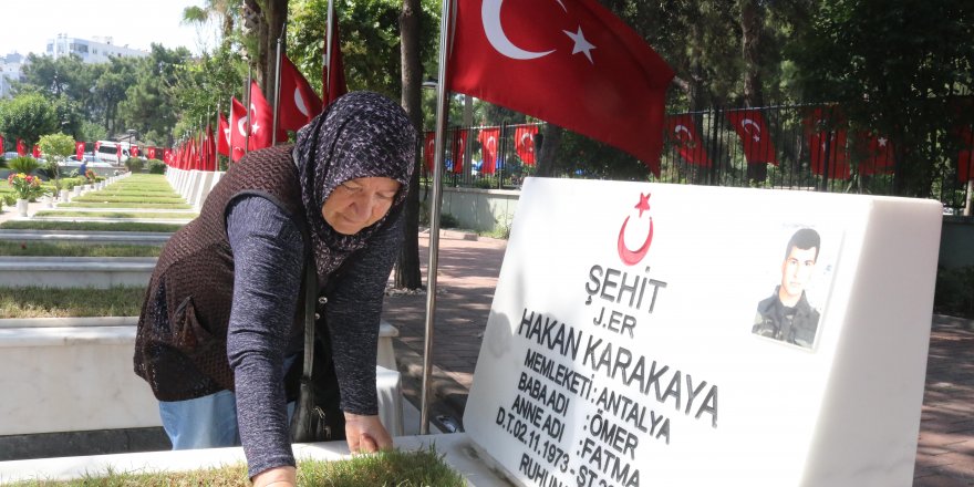 Şehitlik ve mezarlıklarda bayram yoğunluğu