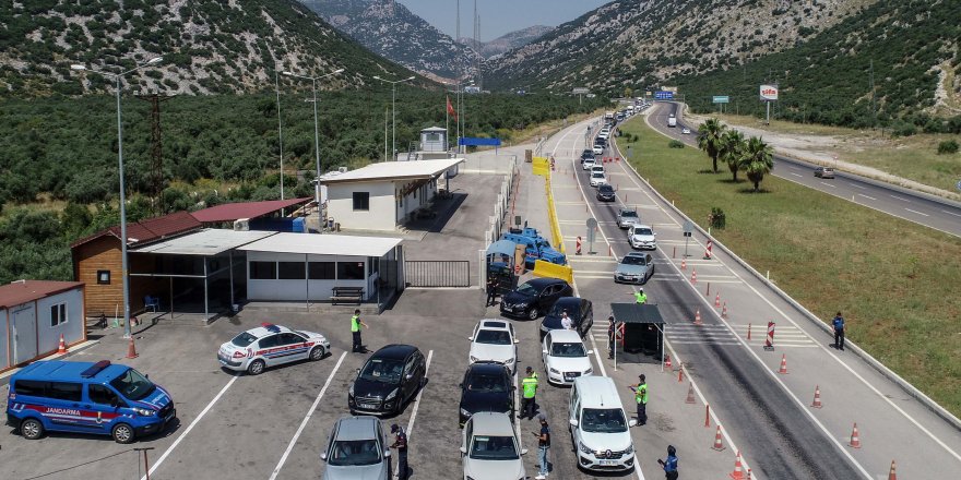 Antalya girişinde 2 kilometrelik araç kuyruğu; denetim yapan polislerden tatilcilere çikolata ikramı