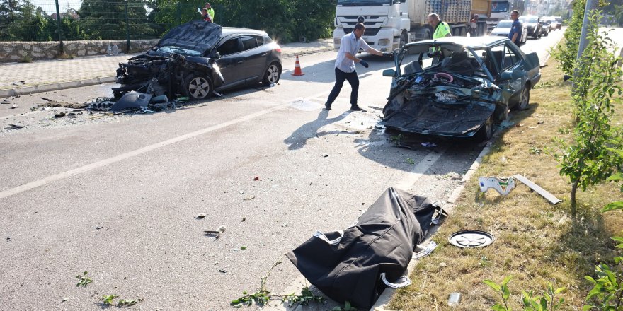 Eğirdir'de iki otomobil çarpıştı; 1 ölü, 7 yaralı