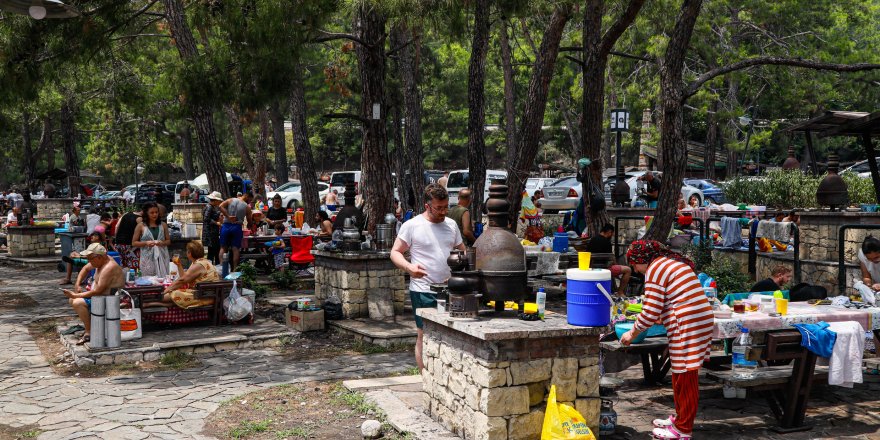 Antalya'da bayramda mesire alanlarına yoğun ilgi