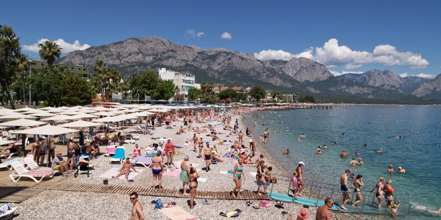 Kemer, nüfusunun 4 katı tatilciyi ağırlıyor