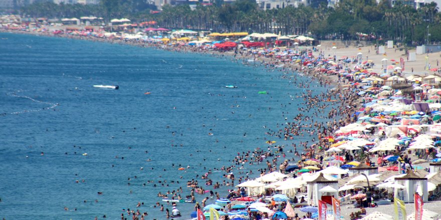 Antalya'da bayramın üçüncü günü de sahiller tıklım tıklım