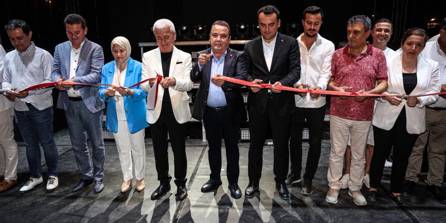 Finike Cumhuriyet Meydanı'nın açılışı yapıldı