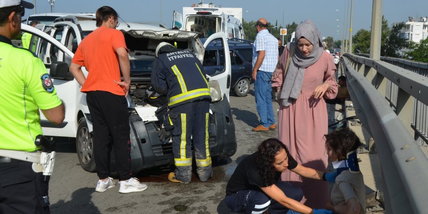 Otomobille hafif ticari araç çarpıştı: 1 ölü, 4 yaralı