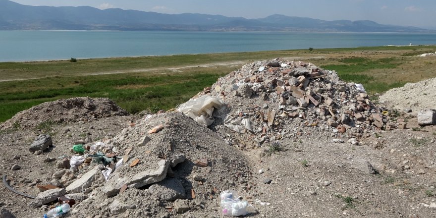 Burdur Gölü kenarına moloz döküldü