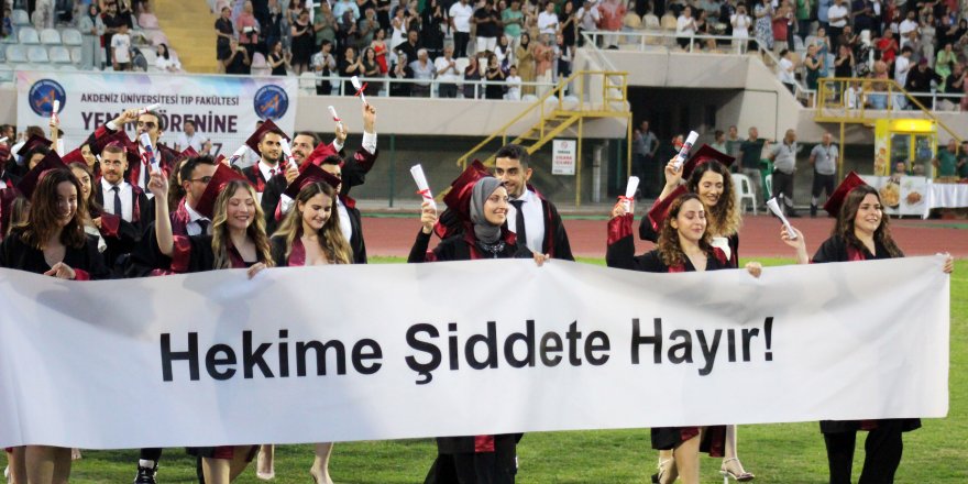 Akdeniz Üniversitesi Tıp Fakültesi'nden 278 hekim mezun oldu