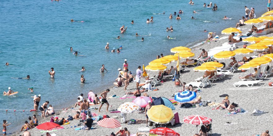 Antalya'da sıcak hava bunalttı