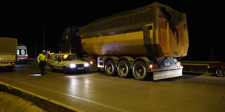 Tır otomobili sürükledi; 2 yaralı