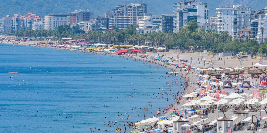 Antalya'da hava sıcaklığı 42 dereceyi gördü; sahiller doldu