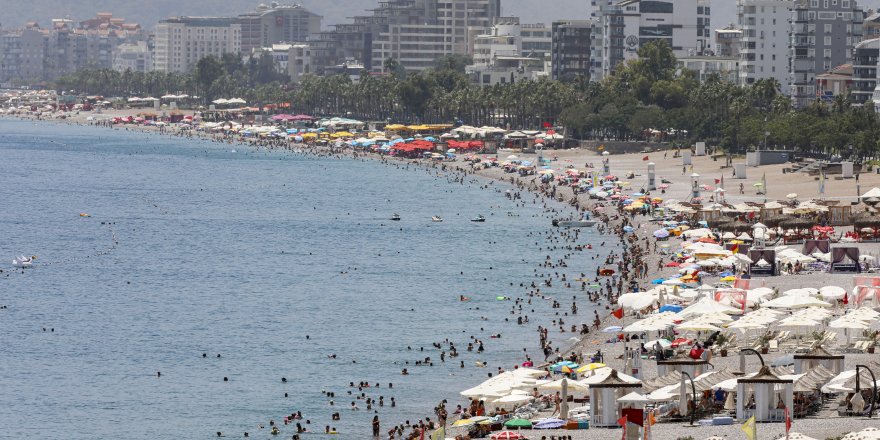 Antalya'da yüksek sıcaklık nedeniyle sahile ilgi düştü