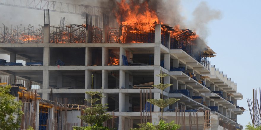 Serik'te otel inşaatında yangın