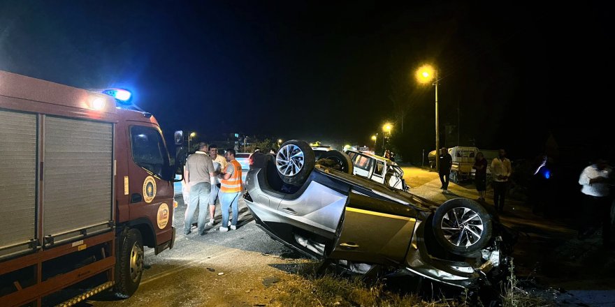 Antalya'da cip ile hafif ticari araç çarpıştı; 2 ölü, 1 yaralı