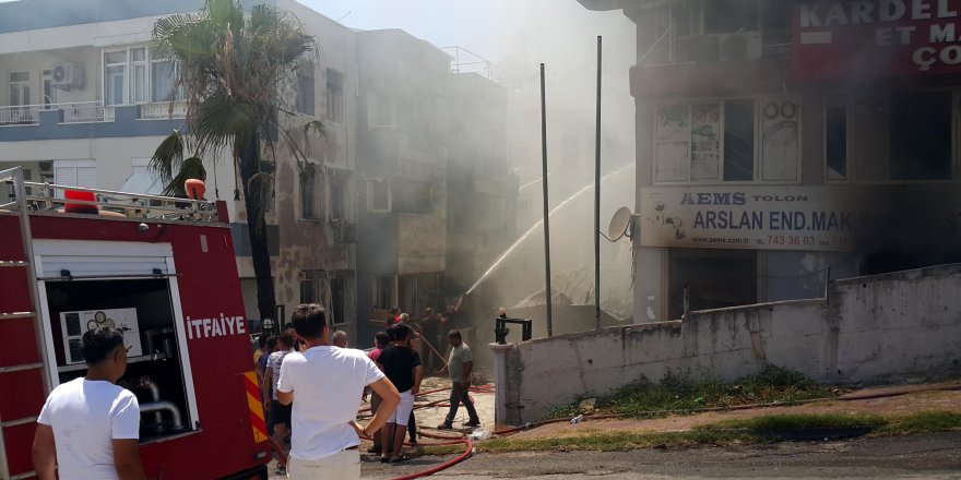 Mobilya deposunda yangın çıktı, binada oturanlar çatıya sığındı