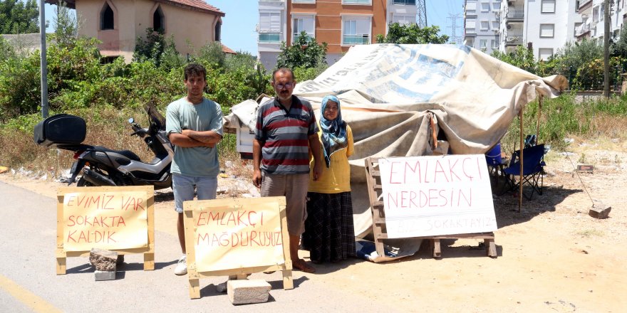 Evi boşaltılmayınca kiraya veren emlakçının karşısında kamyonette yaşamaya başladı