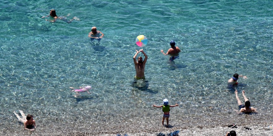 Antalya sahillerinde sıcak hava yoğunluğu