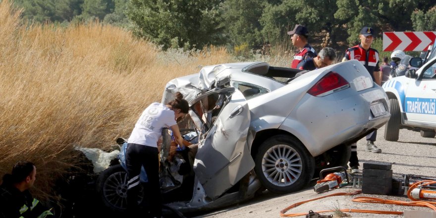 Tuğla yüklü TIR'la çarpışan otomobildeki 2 kişi öldü