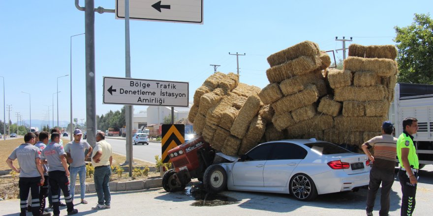 Otomobil traktörle çarpıştı: 2 yaralı