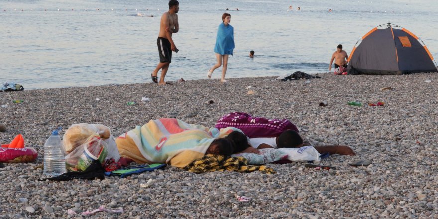 Antalya'da sıcaktan bunalanlar sahilde sabahladı