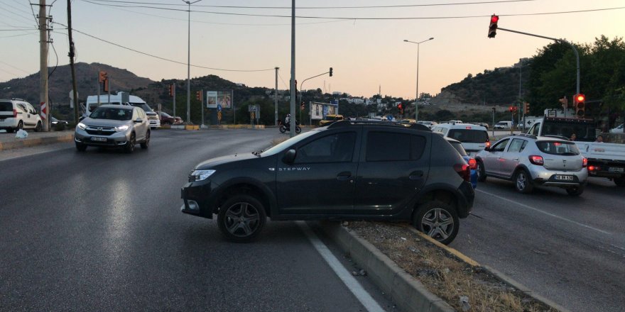 Polisten kaçmaya çalışan 2 uyuşturucu satıcısı, kaza yapınca yakalandı