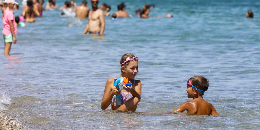 Sıcaklık 44 dereceyi bulunca serinlemek için sahile koştular