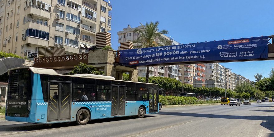 Antalya'da halk otobüsü şoförleri döviz maaşlı işleri seçince belediye afişle 150 şoför arıyor