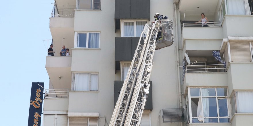 Sıcağa aldırmadan itfaiyenin çalışmasını izlediler