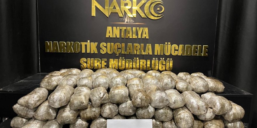 Otogarda ve kargo firmasında, araç lastiklerine gizlenmiş 35,5 kilo esrar ele geçirildi