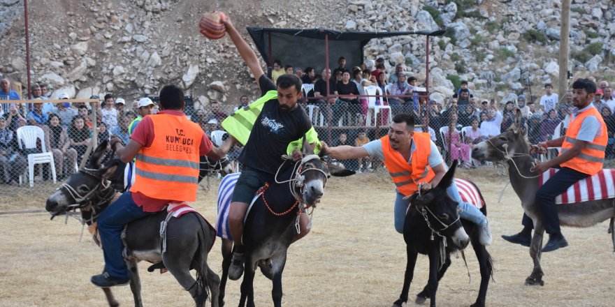 Eşek üzerinde 'Yörük futbolu'