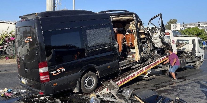 Antalya'da tur minibüsü TIR'a arkadan çarptı: 2 ölü, 10 yaralı 