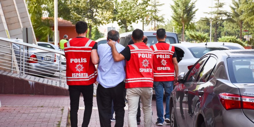 Kendilerini polis olarak tanıtıp, dolandırdılar