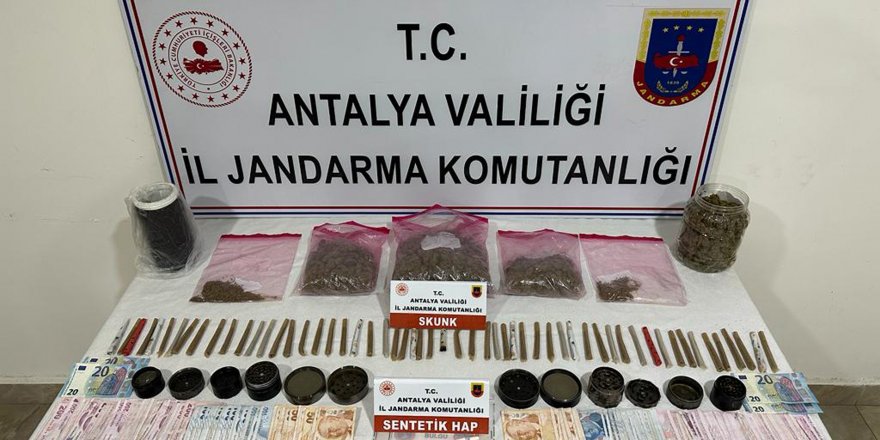 Jandarma, uyuşturucu satıcısını kıskıvrak yakaladı