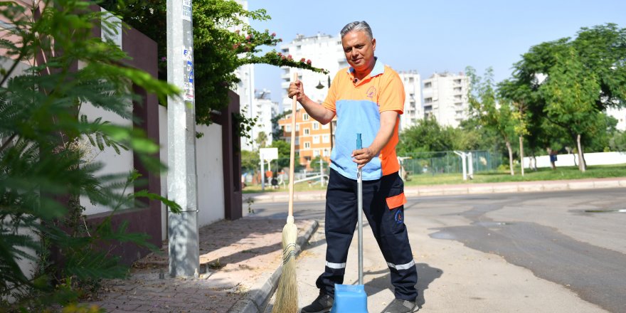 Başkan Uysal, Empati Günü'nde sokakları süpürdü