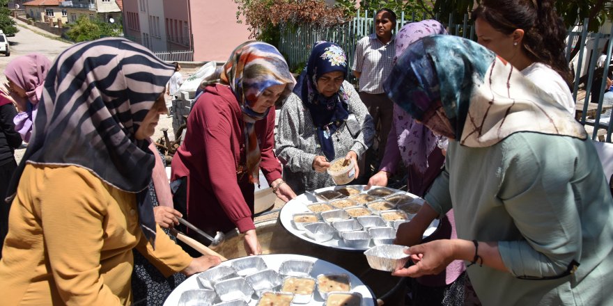 Mahalleliden imece usulü aşure günü