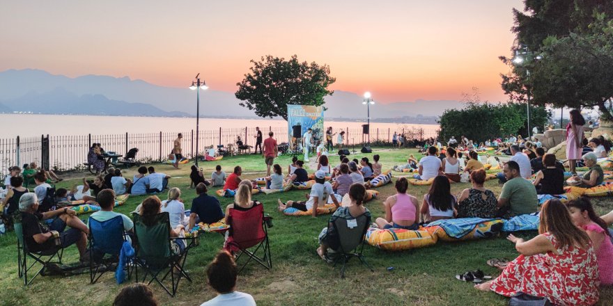 Falez dinletileri devam ediyor