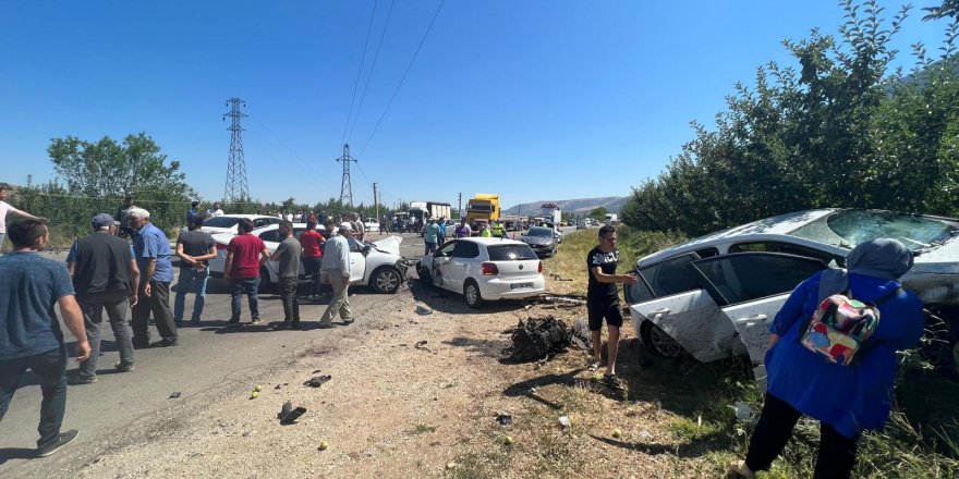 Isparta'da 4 aracın karıştığı zincirleme kaza: 2'si çocuk 9 yaralı