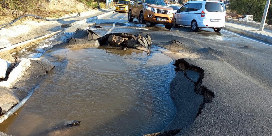 Bodrum'da su isale hattı patladı, cadde suyla doldu