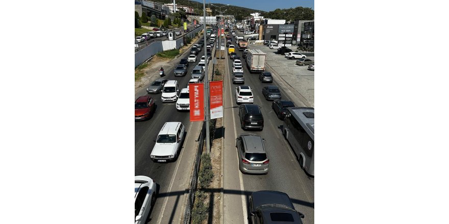 Bodrum'da su isale hattı patladı, cadde suyla doldu (2)