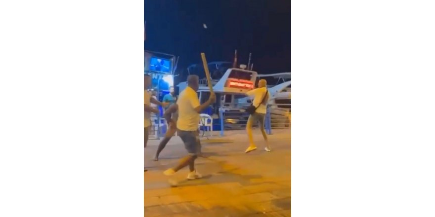 Alanya'da yumruklu, sopalı kavga kamerada