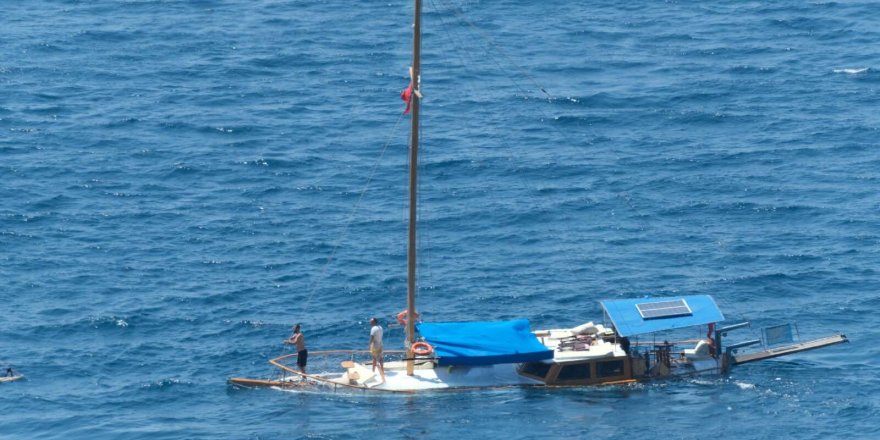 Bodrum'da kayalıklara oturan gulet battı, 3 kişi kurtarıldı